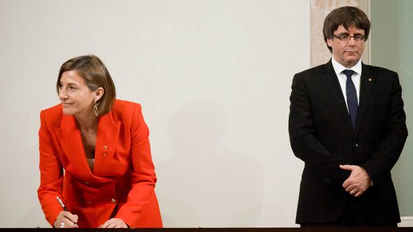 Спикер парламента Карме Форкадель и председатель правительства Каталонии Карлес Пучдемон во время подписания декларации о независимости. 10 октября 2017 Спикер парламента Карме Форкадель и председатель правительства Каталонии Карлес Пучдемон во время подписания декларации о независимости. 10 октября 2017