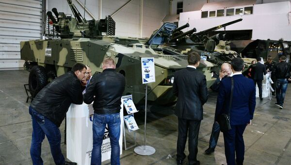 Посетители выставки Оружие и безопасность в Киеве у бронетранспортёра БТР-4МВ Посетители выставки Оружие и безопасность в Киеве у бронетранспортёра БТР-4МВ