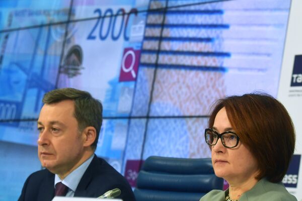 Председатель Центрального банка РФ Эльвира Набиуллина и генеральный директор АО Гознак Аркадий Трачук на презентации новых банкнот Банка России номиналом 200 и 2000 рублей Председатель Центрального банка РФ Эльвира Набиуллина и генеральный директор АО Гознак Аркадий Трачук на презентации новых банкнот Банка России номиналом 200 и 2000 рублей