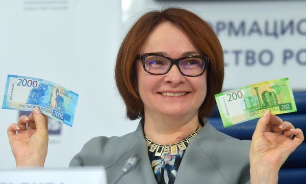 Председатель Центрального банка РФ Эльвира Набиуллина на презентации новых банкнот Банка России номиналом 200 и 2000 рублей в Москве Председатель Центрального банка РФ Эльвира Набиуллина на презентации новых банкнот Банка России номиналом 200 и 2000 рублей в Москве
