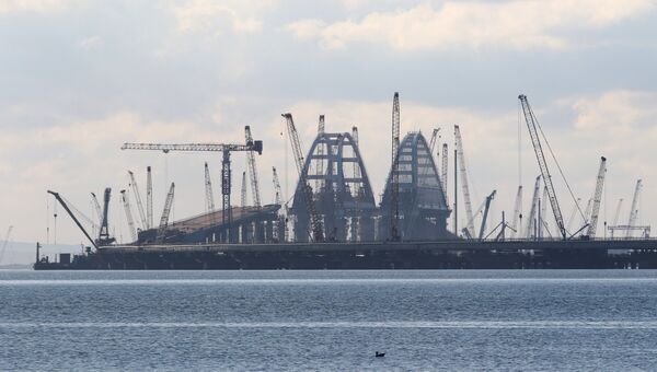 Установка автодорожной арки в процессе строительства Крымского моста в Керченском проливе. 13 октября 2017 Установка автодорожной арки в процессе строительства Крымского моста в Керченском проливе. 13 октября 2017