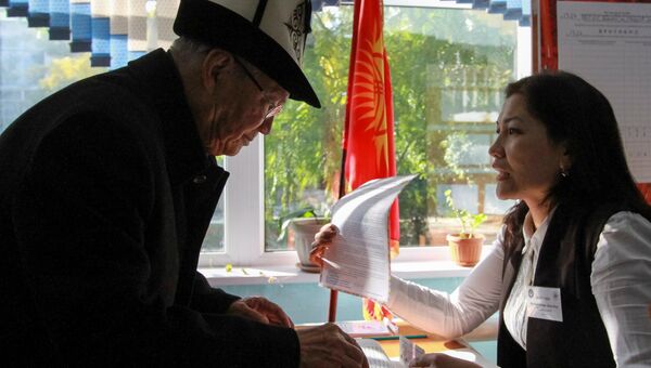 Голосование на одном из на избирательных участке в Бишкеке во время выборов президента Киргизии. 15 октября 2017 Голосование на одном из на избирательных участке в Бишкеке во время выборов президента Киргизии. 15 октября 2017