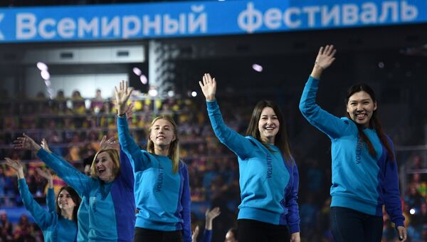 Волонтеры на церемонии открытия XIX Всемирного фестиваля молодежи и студентов в Ледовом дворце Большой в Сочи. 15 октября 2017 Волонтеры на церемонии открытия XIX Всемирного фестиваля молодежи и студентов в Ледовом дворце Большой в Сочи. 15 октября 2017