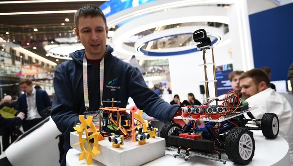 Посетитель на выставке, проходящей в рамках международного форума Открытые Инновации- 2017 в Москве. 16 октября 2017 Посетитель на выставке, проходящей в рамках международного форума Открытые Инновации- 2017 в Москве. 16 октября 2017