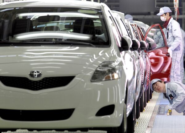 Рабочие на открытой сборочной линии на заводе компании Toyota Motor Co. в префектуре Мияги, на севере Японии Рабочие на открытой сборочной линии на заводе компании Toyota Motor Co. в префектуре Мияги, на севере Японии