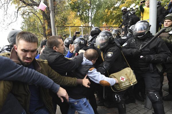 Столкновение протестующих с полицией во время митинга украинской оппозиции перед парламентом в Киеве. 17 октября 2017 Столкновение протестующих с полицией во время митинга украинской оппозиции перед парламентом в Киеве. 17 октября 2017