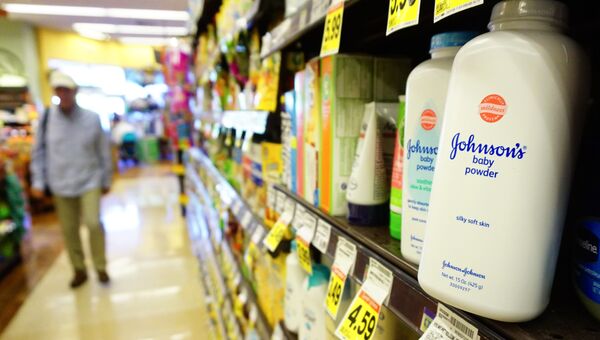 Детская присыпка Johnson & Johnson. Архивное фото Детская присыпка Johnson & Johnson. Архивное фото