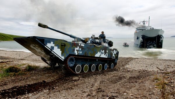 Боевые машины пехоты Военно-морских сил Народно-освободительной армии КНР выходят на берег во время высадки морского десанта Боевые машины пехоты Военно-морских сил Народно-освободительной армии КНР выходят на берег во время высадки морского десанта