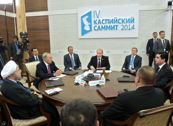 Президент России Владимир Путин на встрече в узком составе глав государств-участников IV Каспийского саммита. 29 сентября 2014 Президент России Владимир Путин на встрече в узком составе глав государств-участников IV Каспийского саммита. 29 сентября 2014
