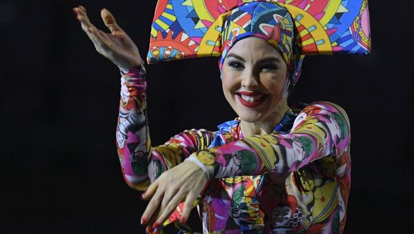 Участница церемонии закрытия XIX Всемирного фестиваля молодёжи и студентов в Сочи Участница церемонии закрытия XIX Всемирного фестиваля молодёжи и студентов в Сочи