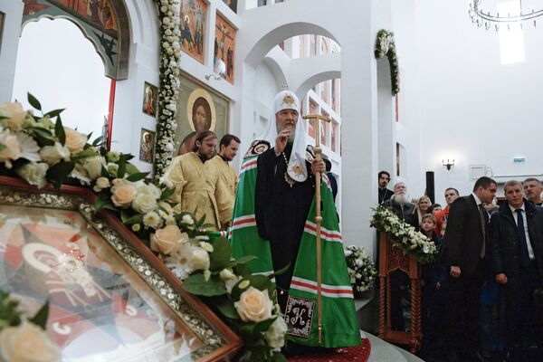 Патриарх Московский и всея Руси Кирилл во время служения чина Великого освящения храма преподобного Сергия Радонежского на Ходынском поле Патриарх Московский и всея Руси Кирилл во время служения чина Великого освящения храма преподобного Сергия Радонежского на Ходынском поле