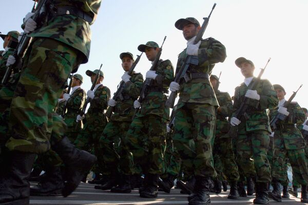 Солдаты Корпуса стражи исламской революции (КСИР) во время военного парада в Тегеране Солдаты Корпуса стражи исламской революции (КСИР) во время военного парада в Тегеране