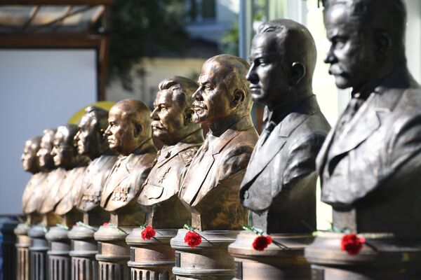 Бюсты видных политических деятелей на Аллее Правителей ХХ века в Москве Бюсты видных политических деятелей на Аллее Правителей ХХ века в Москве