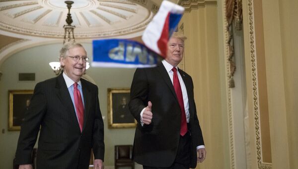 Маленькие российские флаги с надписью Трамп, брошенные в президента США. 24 октября 2017 Маленькие российские флаги с надписью Трамп, брошенные в президента США. 24 октября 2017