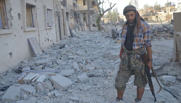 Боец Демократических сил Сирии в Ракке. архивное фото Боец Демократических сил Сирии в Ракке. архивное фото
