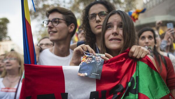 Участники акции у здания парламента Каталонии в поддержку провозглашения независимости Участники акции у здания парламента Каталонии в поддержку провозглашения независимости