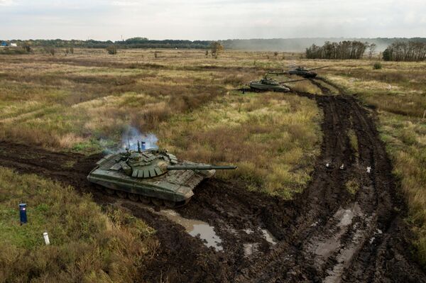 Танки Т-72Б3 во время полевых занятий танковых подразделений мотострелкового соединения ЮВО на полигоне Молькино в Краснодарском крае Танки Т-72Б3 во время полевых занятий танковых подразделений мотострелкового соединения ЮВО на полигоне Молькино в Краснодарском крае