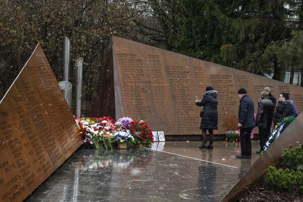 Посетители на открытии мемориала Сад памяти погибшим в авиакатастрофе над Синаем на Румболовской горе в Ленинградской области. 31 октября 2017 Посетители на открытии мемориала Сад памяти погибшим в авиакатастрофе над Синаем на Румболовской горе в Ленинградской области. 31 октября 2017