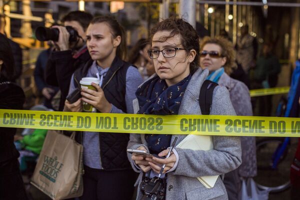 Очевидцы и журналисты на месте наезда грузовика на людей в Нью-Йорке. 31 октября 2017 Очевидцы и журналисты на месте наезда грузовика на людей в Нью-Йорке. 31 октября 2017