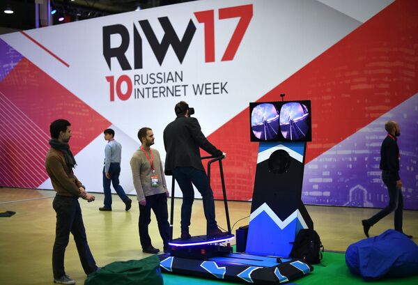 Посетители на Russian Internet Week (Неделя российского интернета / RIW) в центральном выставочном комплексе Экспоцентр в Москве Посетители на Russian Internet Week (Неделя российского интернета / RIW) в центральном выставочном комплексе Экспоцентр в Москве