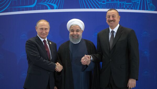 Президент РФ Владимир Путин, президент Ирана Хасан Рухани и президент Азербайджана Ильхам Алиев перед началом встречи в Тегеране. 1 ноября 2017 Президент РФ Владимир Путин, президент Ирана Хасан Рухани и президент Азербайджана Ильхам Алиев перед началом встречи в Тегеране. 1 ноября 2017