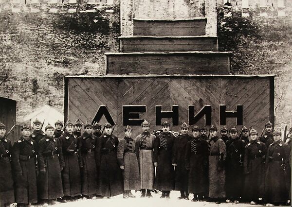 Караул 1-й Советской объединённой военной школы РККА им. ВЦИК у временного мавзолея. Фотография 1924 г. Караул 1-й Советской объединённой военной школы РККА им. ВЦИК у временного мавзолея. Фотография 1924 г.