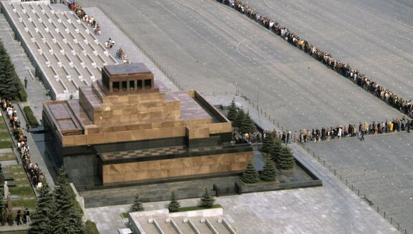 Очередь в Мавзолей В.И. Ленина на Красной площади Очередь в Мавзолей В.И. Ленина на Красной площади