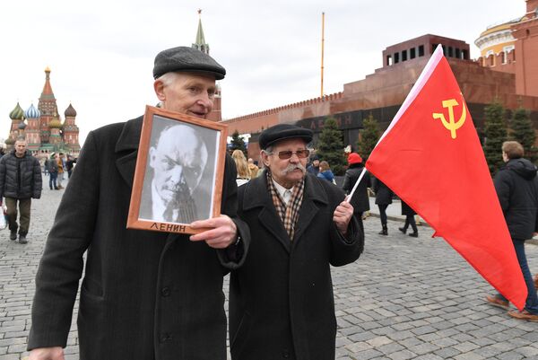 Возложение цветов к Мавзолею В.И. Ленина на Красной площади Возложение цветов к Мавзолею В.И. Ленина на Красной площади