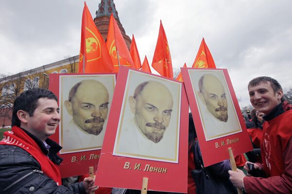 Участники акции на Красной площади во время церемонии возложения цветов и венков к мавзолею В.И. Ленина в день 140-й годовщины со дня рождения вождя пролетариата Участники акции на Красной площади во время церемонии возложения цветов и венков к мавзолею В.И. Ленина в день 140-й годовщины со дня рождения вождя пролетариата