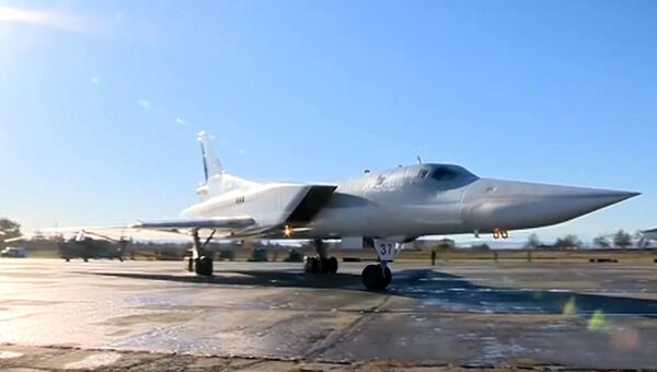 Бомбардировщик Ту-22М3 ВКС РФ готовится к взлету перед выполнением операции по нанесению авиаударов по объектам террористов в провинции Дейр-эз-Зор. 2 ноября 2017 Бомбардировщик Ту-22М3 ВКС РФ готовится к взлету перед выполнением операции по нанесению авиаударов по объектам террористов в провинции Дейр-эз-Зор. 2 ноября 2017
