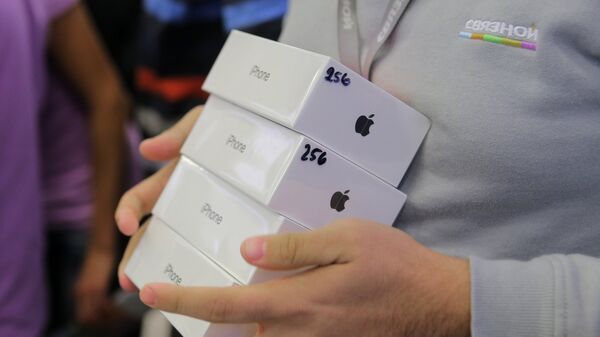 Продавец во время старта продаж нового смартфона iPhone X в магазине Связной на Тверской улице в Москве. 3 ноября 2017 Продавец во время старта продаж нового смартфона iPhone X в магазине Связной на Тверской улице в Москве. 3 ноября 2017