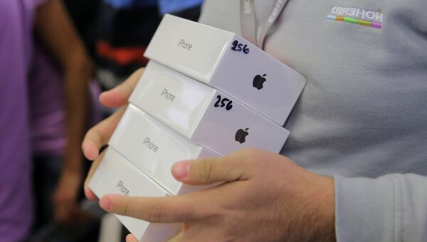 Продавец во время старта продаж нового смартфона iPhone X в магазине Связной на Тверской улице в Москве. 3 ноября 2017 Продавец во время старта продаж нового смартфона iPhone X в магазине Связной на Тверской улице в Москве. 3 ноября 2017