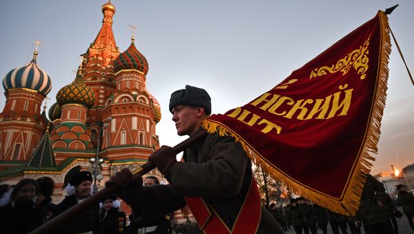 Военнослужащий во время репетиции марша, посвященного 76-й годовщине военного парада на Красной площади 7 ноября 1941 года Военнослужащий во время репетиции марша, посвященного 76-й годовщине военного парада на Красной площади 7 ноября 1941 года