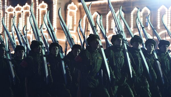 Военнослужащие во время репетиции марша, посвященного 76-й годовщине военного парада на Красной площади 7 ноября 1941 года Военнослужащие во время репетиции марша, посвященного 76-й годовщине военного парада на Красной площади 7 ноября 1941 года