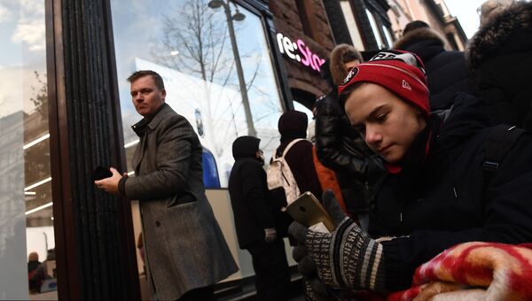 Покупатели в очереди перед началом старта продаж нового смартфона iPhone X в магазине re:Store на Тверской улице в Москве Покупатели в очереди перед началом старта продаж нового смартфона iPhone X в магазине re:Store на Тверской улице в Москве