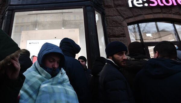 Покупатели в очереди у магазина re:Store на Тверской улице в Москве Покупатели в очереди у магазина re:Store на Тверской улице в Москве