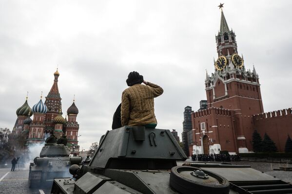Генеральная репетиция марша, посвященного 76-й годовщине парада 1941 года, на Красной площади в Москве Генеральная репетиция марша, посвященного 76-й годовщине парада 1941 года, на Красной площади в Москве