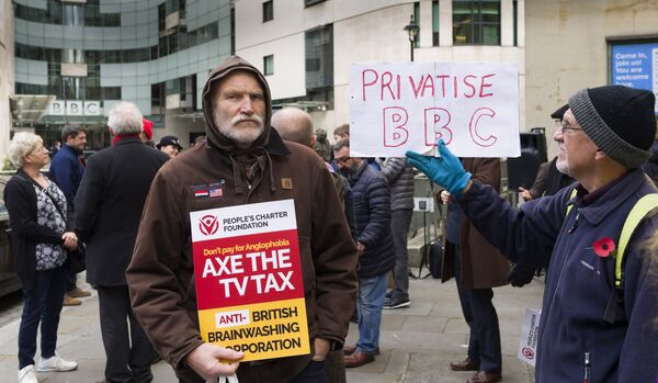 Участники акции против телерадиовещательной корпорации BBC в Лондоне. 5 ноября 2017 Участники акции против телерадиовещательной корпорации BBC в Лондоне. 5 ноября 2017