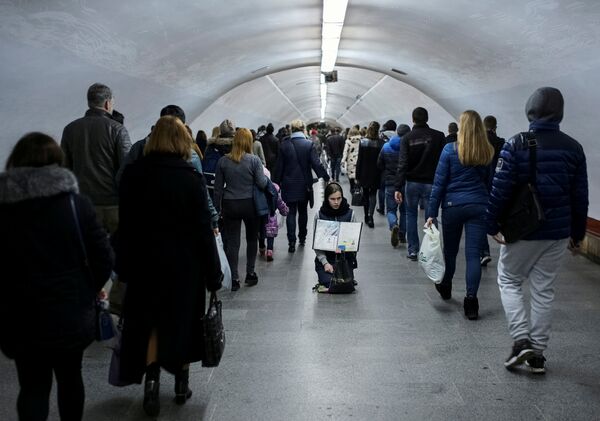 Женщина просит милостыню в подземном переходе в Киеве, Украина. 3 ноября 2017 Женщина просит милостыню в подземном переходе в Киеве, Украина. 3 ноября 2017