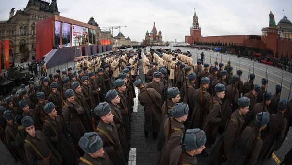 Военнослужащие перед началом марша, посвященного 76-й годовщине военного парада 1941 года. 7 ноября 2017 Военнослужащие перед началом марша, посвященного 76-й годовщине военного парада 1941 года. 7 ноября 2017