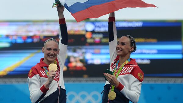 Светлана Ромашина и Наталья Ищенко (Россия), завоевавшие золотые медали на соревнованиях по синхронному плаванию среди дуэтов на XXXI летних Олимпийских играх, во время церемонии награждения. 2016 год Светлана Ромашина и Наталья Ищенко (Россия), завоевавшие золотые медали на соревнованиях по синхронному плаванию среди дуэтов на XXXI летних Олимпийских играх, во время церемонии награждения. 2016 год