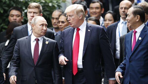 Президент России Владимир Путин и президент США Дональд Трамп на саммите АТЭС во Вьетнаме. 11 ноября 2017 Президент России Владимир Путин и президент США Дональд Трамп на саммите АТЭС во Вьетнаме. 11 ноября 2017