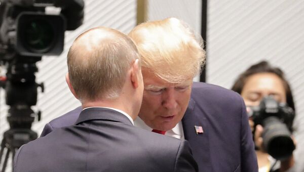 Президент РФ Владимир Путин и президент США Дональд Трамп перед рабочим заседанием лидеров экономик форума Азиатско-Тихоокеанского экономического сотрудничества. 11 ноября 2017 Президент РФ Владимир Путин и президент США Дональд Трамп перед рабочим заседанием лидеров экономик форума Азиатско-Тихоокеанского экономического сотрудничества. 11 ноября 2017