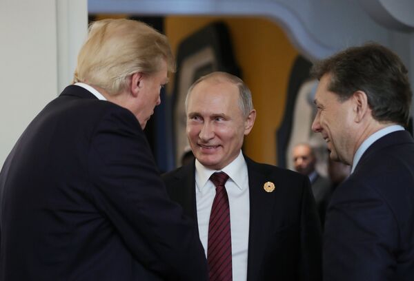 Президент США Дональд Трамп и президент РФ Владимир Путин в перерыве рабочего заседания лидеров экономик форума Азиатско-Тихоокеанского экономического сотрудничества. 11 ноября 2017 Президент США Дональд Трамп и президент РФ Владимир Путин в перерыве рабочего заседания лидеров экономик форума Азиатско-Тихоокеанского экономического сотрудничества. 11 ноября 2017