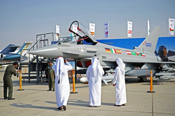 Посетители Международной авиационно-космической выставки Dubai Airshow 2017 фотографируют многоцелевой истребитель четвёртого поколения Eurofighter Typhoon Посетители Международной авиационно-космической выставки Dubai Airshow 2017 фотографируют многоцелевой истребитель четвёртого поколения Eurofighter Typhoon