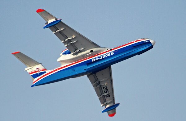 Российский самолёт-амфибия Бе-200ЧС во время демонстрационного полета на Международной авиационно-космической выставке Dubai Airshow 2017 Российский самолёт-амфибия Бе-200ЧС во время демонстрационного полета на Международной авиационно-космической выставке Dubai Airshow 2017