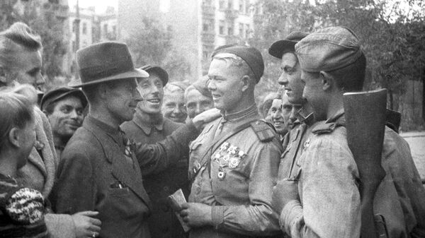 Жители Люблина и бойцы Советской Армии на одной из улиц города. Польша, 1944 год Жители Люблина и бойцы Советской Армии на одной из улиц города. Польша, 1944 год