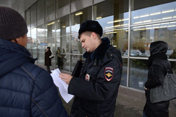 Старший лейтенант полиции Анатолий Арабкин проверяет документы во время планового обхода в Москве. 16 ноября 2017 Старший лейтенант полиции Анатолий Арабкин проверяет документы во время планового обхода в Москве. 16 ноября 2017