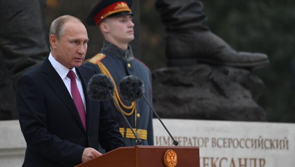 Владимир Путин на церемонии открытия памятника Александру III в Ялте. 18 ноября 2017 Владимир Путин на церемонии открытия памятника Александру III в Ялте. 18 ноября 2017
