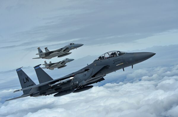 Истребители F-15C и F-15E ВВС США в небе Истребители F-15C и F-15E ВВС США в небе